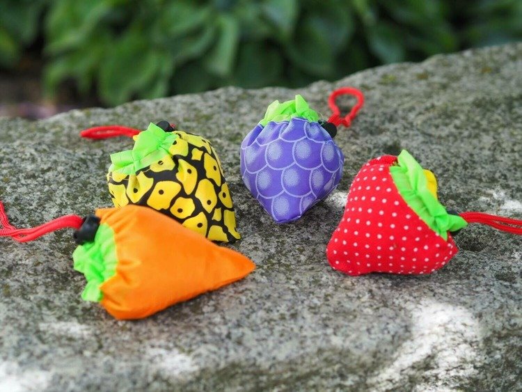 Torebka wielorazowa zwinięta w owoc