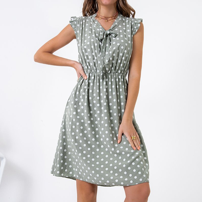 Зеленое женское платье в горошек