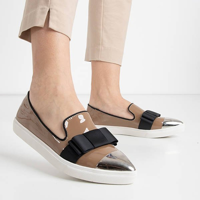 Slip on z lakierowanym noskiem w kolorze khaki Barbara- Obuwie