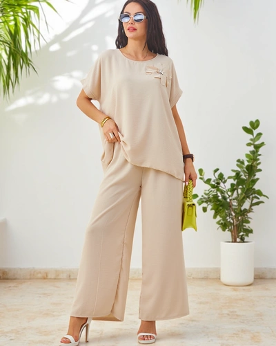 Royalfashion Sieviešu komplekts ar īsām piedurknēm, dekoratīvu ziedu un platām biksēm