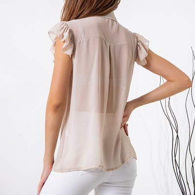 Бежевая женская блузка с брошью