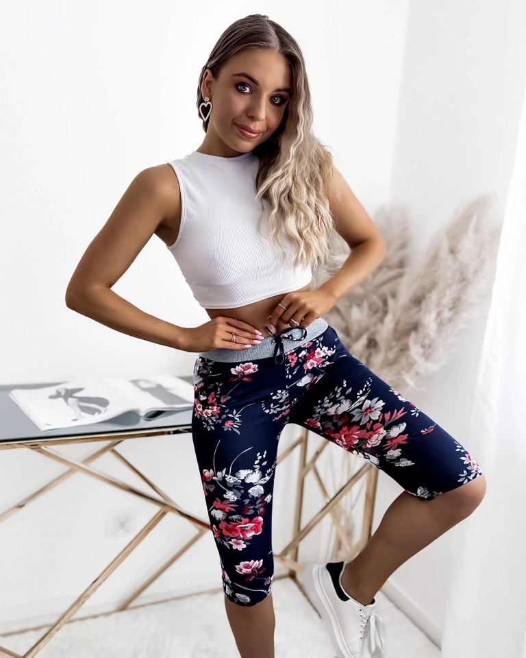 Sieviešu tumši zili 3/4 šorti ar sarkaniem ziediem PLUS IZMĒRS - Apģērbs