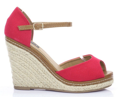 Czerwone sandały na koturnie - Obuwie