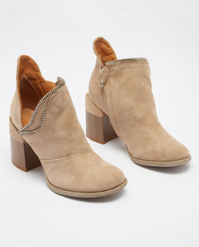 Светло-коричневые женские утепленные сапоги на каблуке Mukis