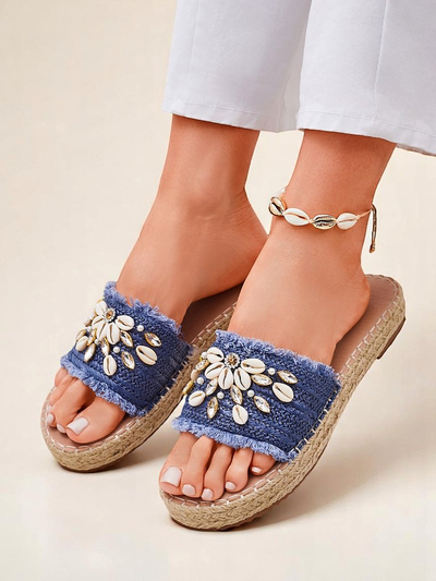Letniye lavli Royalfashion Calista – yasnoniebieskiye s mushelkami na ploskoy podoshve
