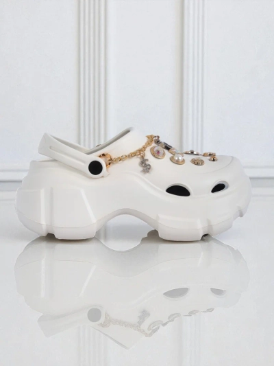 Caligae Aurelia Bianca sandals with chain decorations in a glamour style