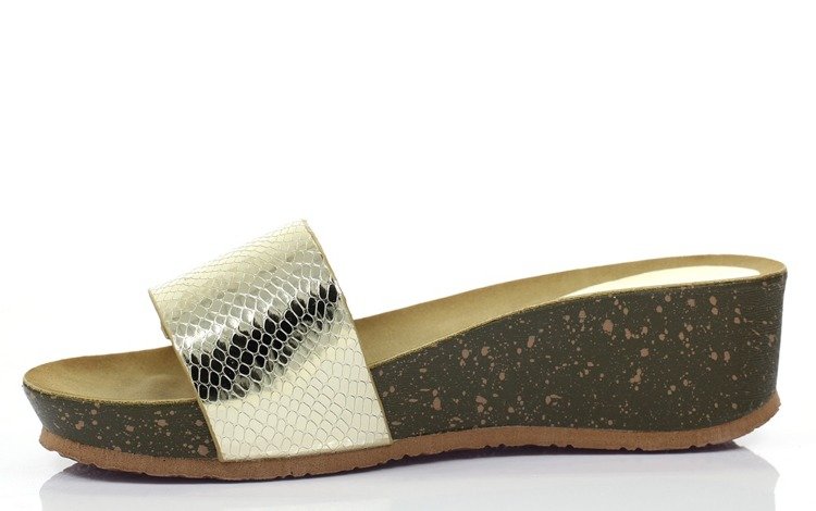 Złote klapki na koturnie Sademma - Obuwie