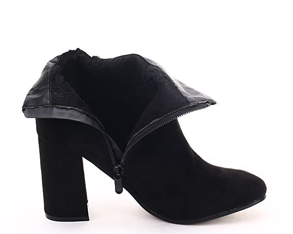 Czarne botki z ćwiekami - Obuwie