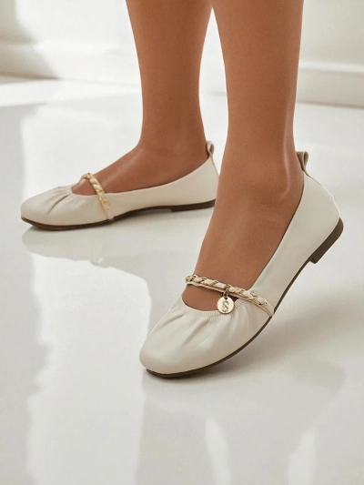 Aelia beige damesballetskoene van eko-leer met 'n dekoratiewe ITALIA-ketting