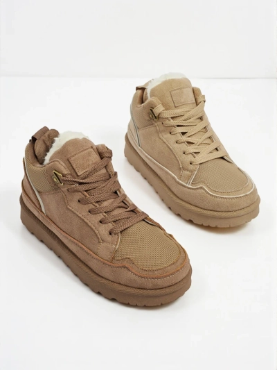 Sneakers for woman wey get fut Faylo