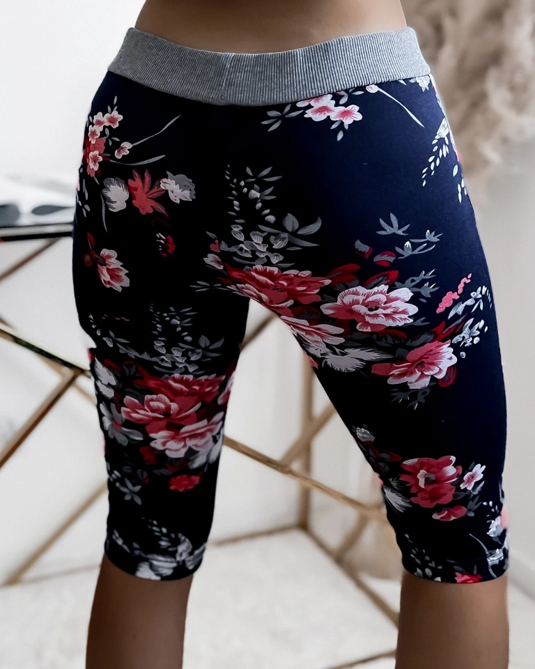 Sieviešu tumši zili 3/4 šorti ar sarkaniem ziediem PLUS IZMĒRS - Apģērbs