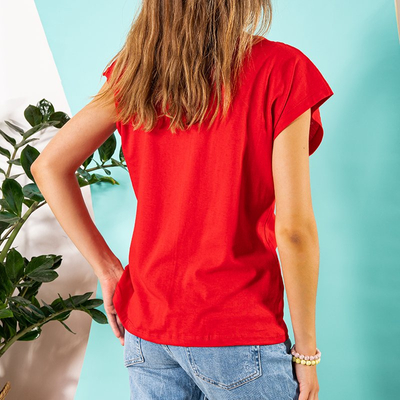 Красная женская футболка с принтом