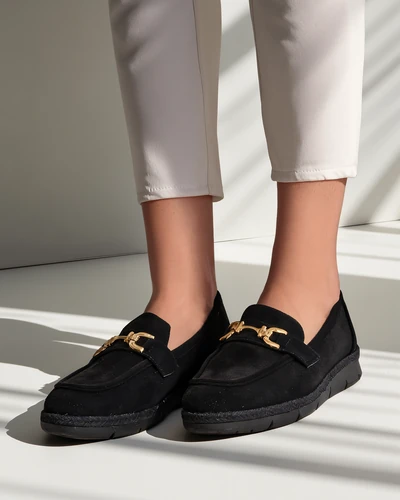 Royalfashion Sieviešu slip-on apavi ar dekoratīvu purngali.