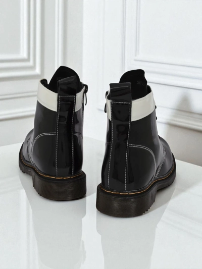 Perseida Nero women's ankle boots made of ecological patent leather, laced