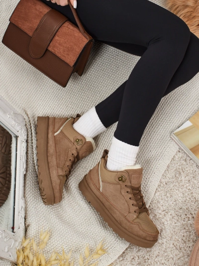 Sneakers for woman wey get fut Faylo