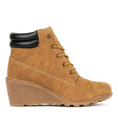 Brązowe botki na koturnie z czarną wstawką Marona - Obuwie