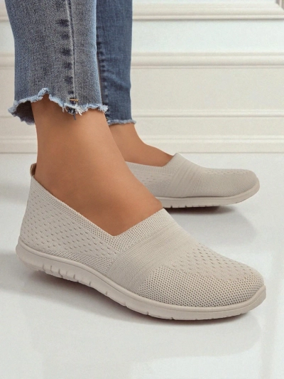 Beežid naistõ slip-onid Callista – kergeq kangast kingäq tasatsõ tallaga