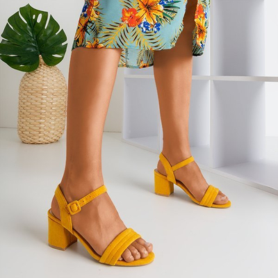 Mustard women's sandals on a low post Niusty - Footwear