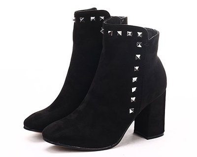 Czarne botki z ćwiekami - Obuwie