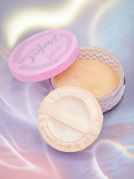 Loose face powder with a natural finish effect