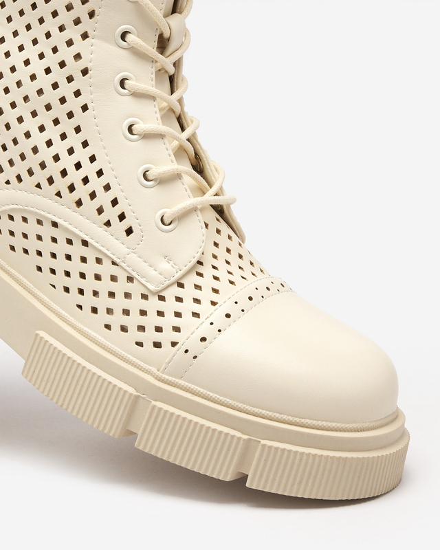 Ažūra smilškrāsas sieviešu zābaki ar plakaniem papēžiem Rolika - Apavi