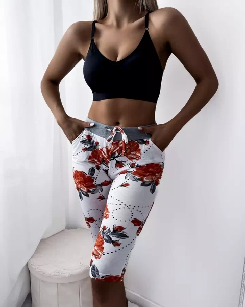 Sieviešu balti 3/4 garuma šorti ar sarkaniem ziediem PLUS IZMĒRS - Apģērbs