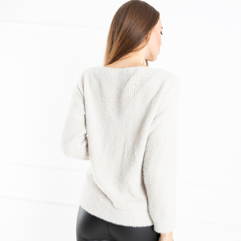 Бежевый женский свитер