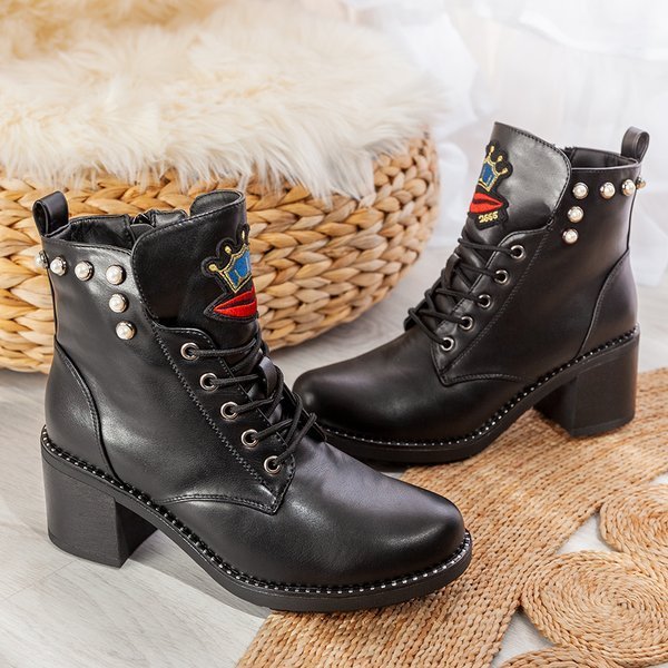 Black boots on a higher post with Nevadinas patches - Footwear 1