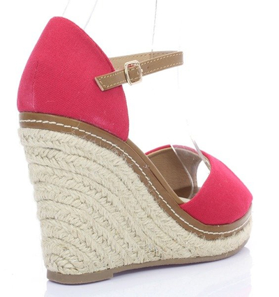 Czerwone sandały na koturnie - Obuwie