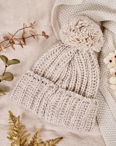 Royalfashion Women's knitted hat with pom-pom