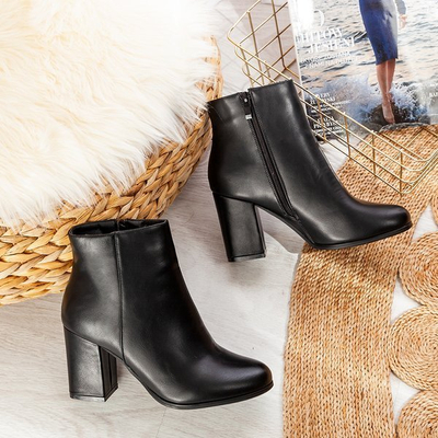 Black boots on a higher post Pekan - Footwear