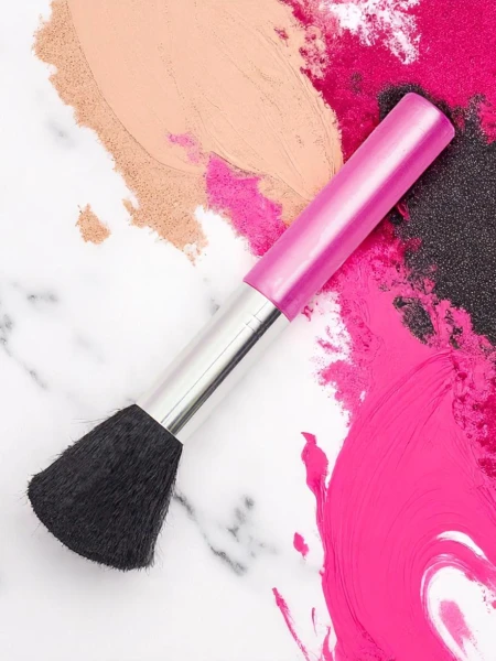 Makeup brush for applying powder