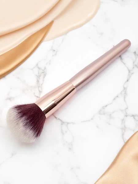 Makeup brush for applying powder