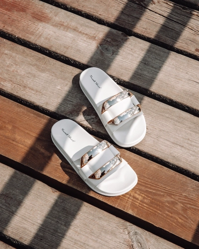 Sieviešu baltas čības ar zelta Serina ornamentu - Apavi