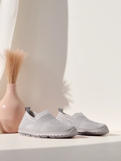 Royalfashion Sieviešu sporta apavi, kas uzvelkami. Mega ērtie sieviešu sporta apavi ar platu zoli. Augšdaļa un zolīte izgatavotas no auduma materiāla. Ideāli sportiskai apģērbu izvēlei aktīvam dzīvesv