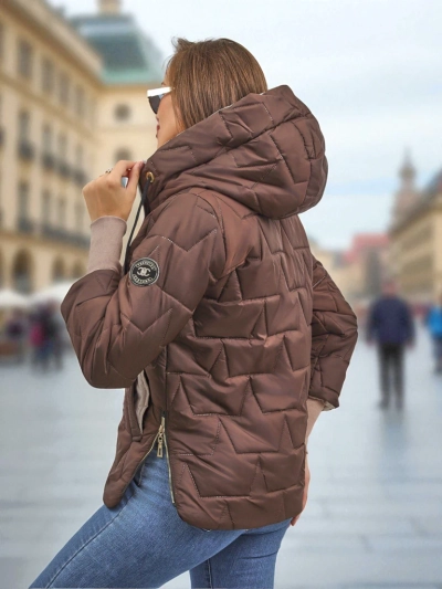 ʻO ka ʻaʻahu pale wahine i ulana ʻia me ka pāpale a me nā mea huki ma nā lima Silent Ridge