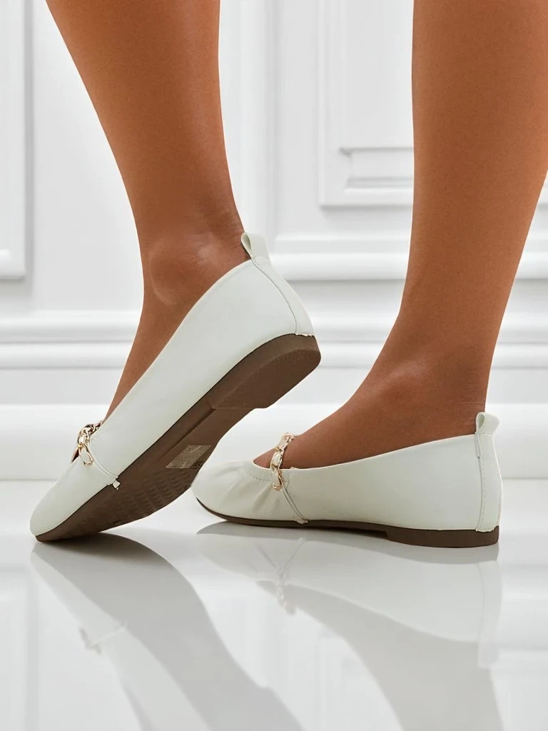 Белые женские балетки Callista с цепочкой – экологическая кожа, классика Италии