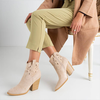 Beige cowboy boots a'la on the post Belieu - Footwear