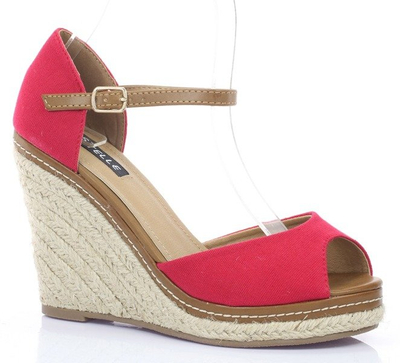 Czerwone sandały na koturnie - Obuwie