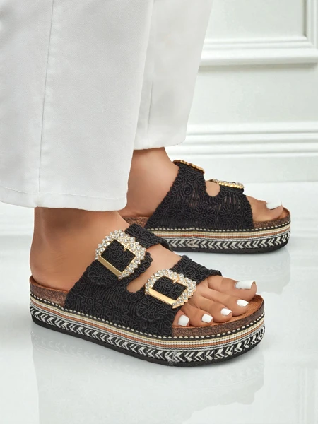 Czarne sandały Artemisia na platformie z koronką i kryształową klamrą