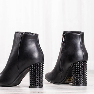 Black boots on a higher post with studs Tevassa - Footwear