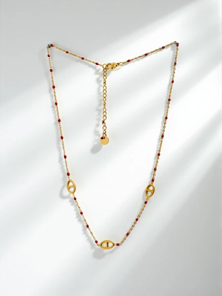 Gold-plated Perla Aurelia necklace with red beads and medallions