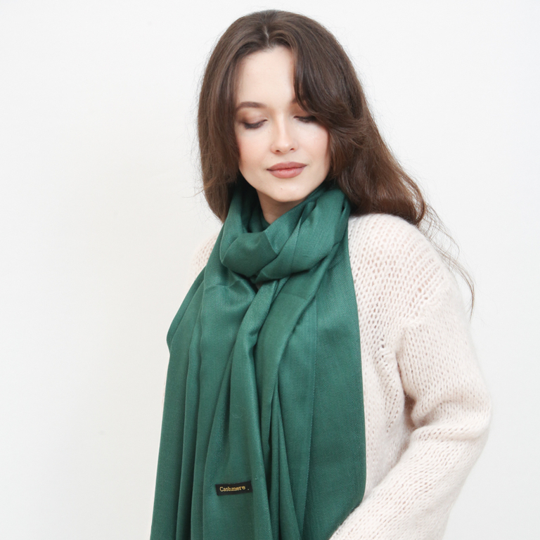 Темно-зеленый женский большой шарф с кистями - Аксессуары