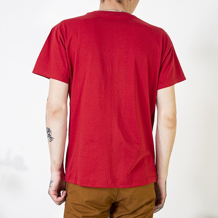 Красная мужская футболка с надписью