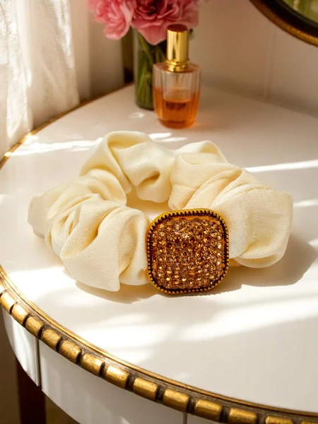 Royalfashion Matu gumija ar dekoratīvu rhinestone Satīna spīdums