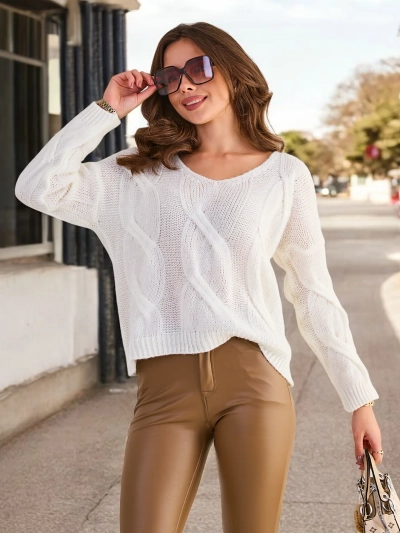 Белый женский свитер