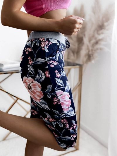 Женские шорты 3/4 с цветочным принтом темно-синего и розового цветов ПЛЮС РАЗМЕРЫ - Одежда