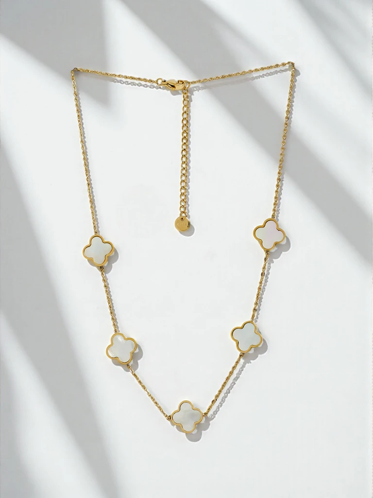 Aurelia Fiore Necklace - gold with floral motif in a classic style