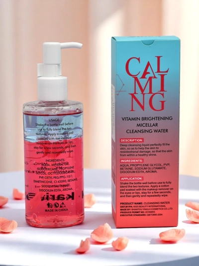 Nomierinoša un mitrinoša divfāžu micelārā attīrošā šķidruma līdzeklis grima noņemšanai ar sūkni