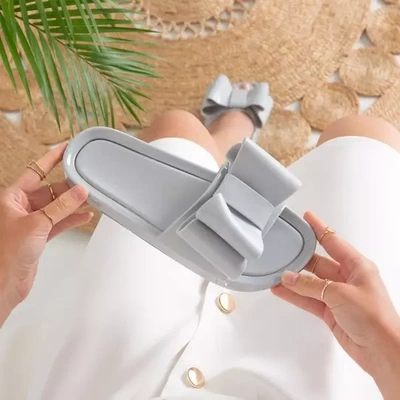 OUTLET Gray rubber slippers with a Regiton bow - Footwear